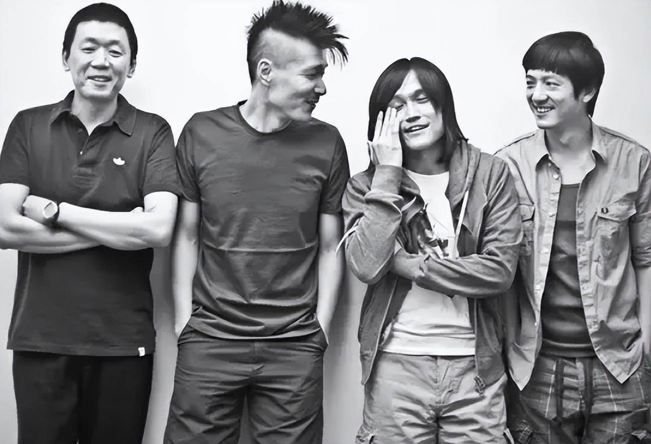 宋佳携男友深夜聚餐,席间上演深情"望夫眼",黄少峰甘当小跟班_张黎