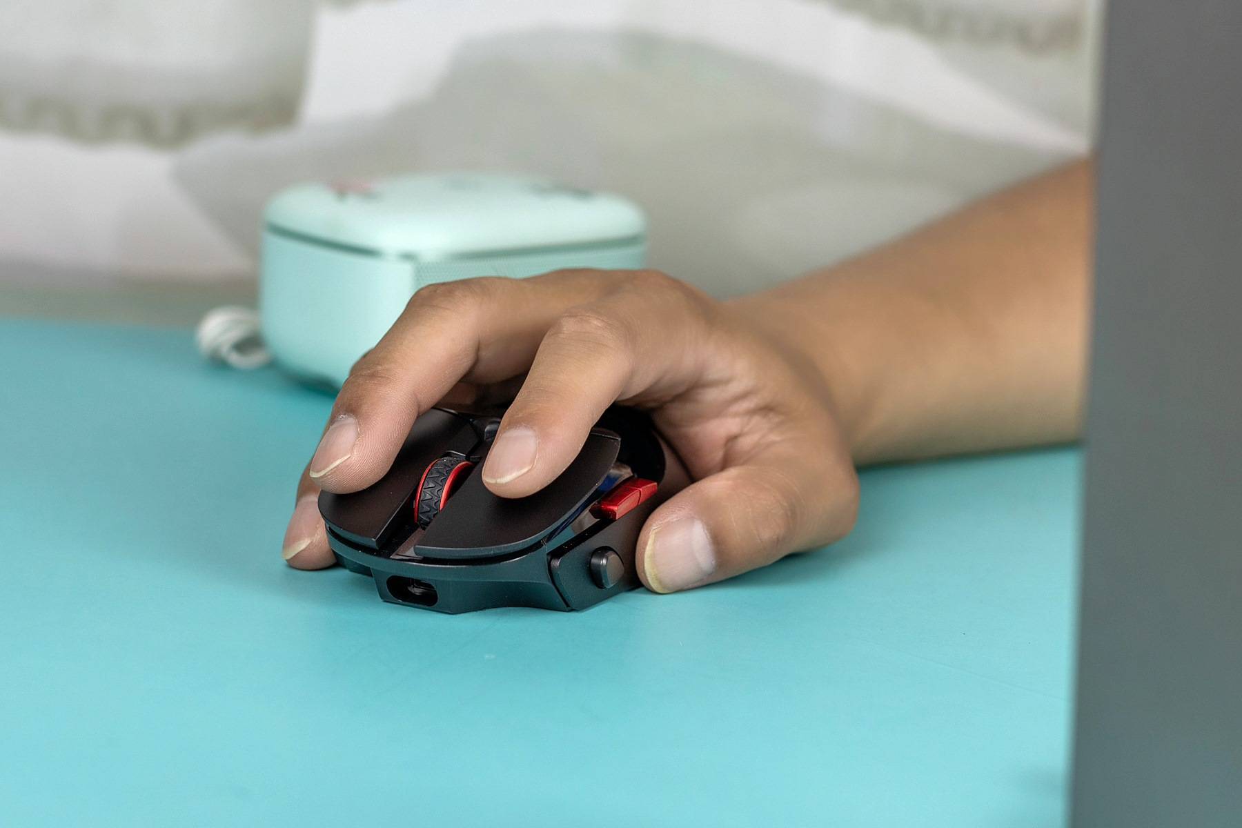 雷柏VT960S双模无线超跑游戏鼠标，酷炫的外观遮不住舒适的手感