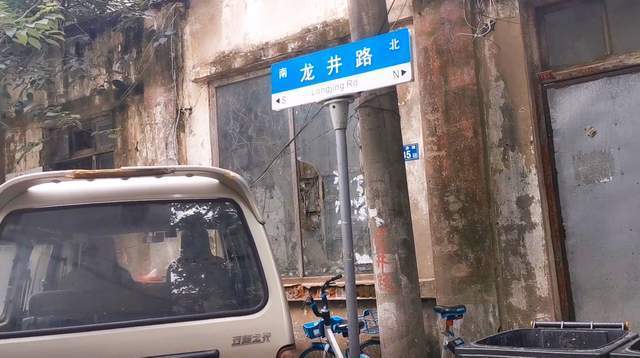 穿过武汉江夏这条热闹老街，旧建筑营造复古氛围，有电影在此取景