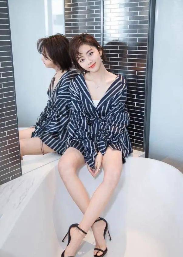 谭松韵太敢了,穿衬衣拍"浴缸照",这坐姿普通人可不敢尝试_look_黑色