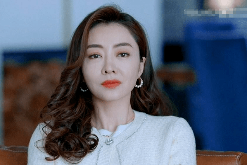 熊黛林本来是娱乐圈的一位女明星,但是她在结婚生了孩子之后就逐渐地