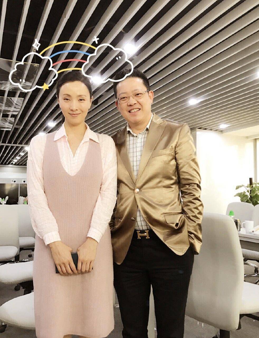 小陶虹晒素颜自拍照,打羽毛球运动细胞太强,网友:看不出48岁_照片