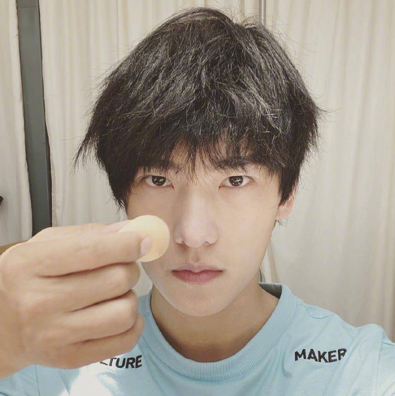 杨洋路透照和证件照曝光,清爽帅气如少年,这颜值我爱了_于途_迪丽热巴