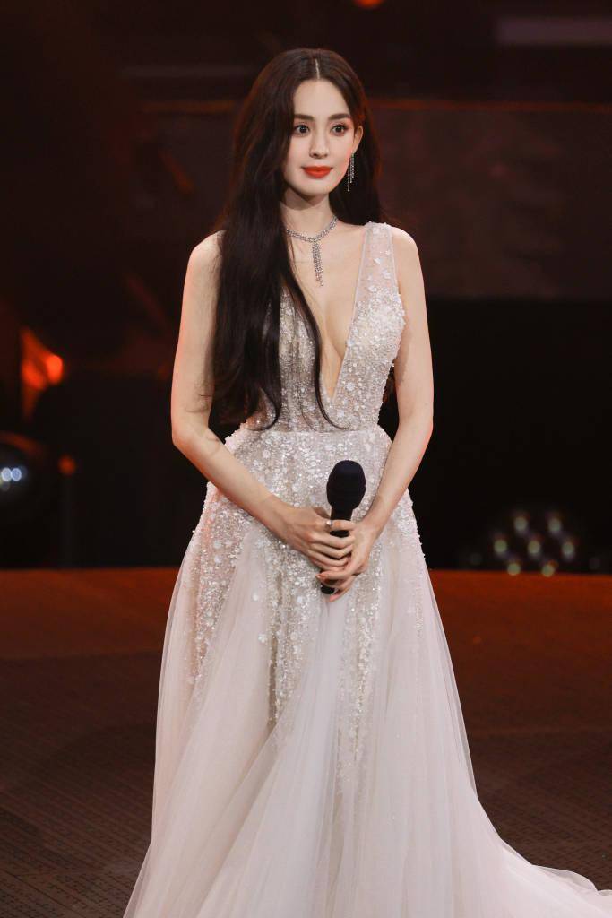 娜扎广州出席钻石之家品牌活动 穿深v礼服闪耀迷人展女神范_长裙_造型