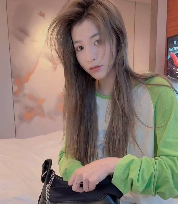 刘思瑶分手后恢复状态,独自穿婚纱出镜,却被"猪蹄膀"抢镜