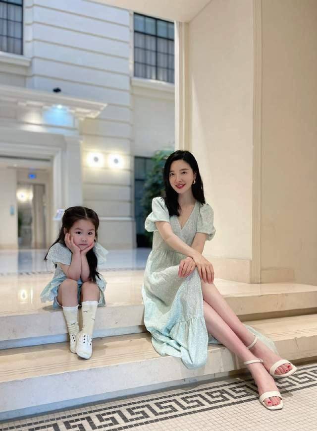上海美女主播刘彦池穿"王炸套装" 瘦出排骨身材,细腰长腿身材绝_彩虹