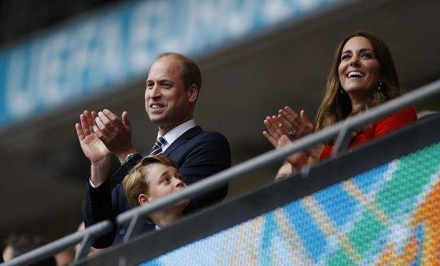 7岁乔治小王子观战欧洲杯,首次穿西装打领带,唱国歌表情引热议_英格兰