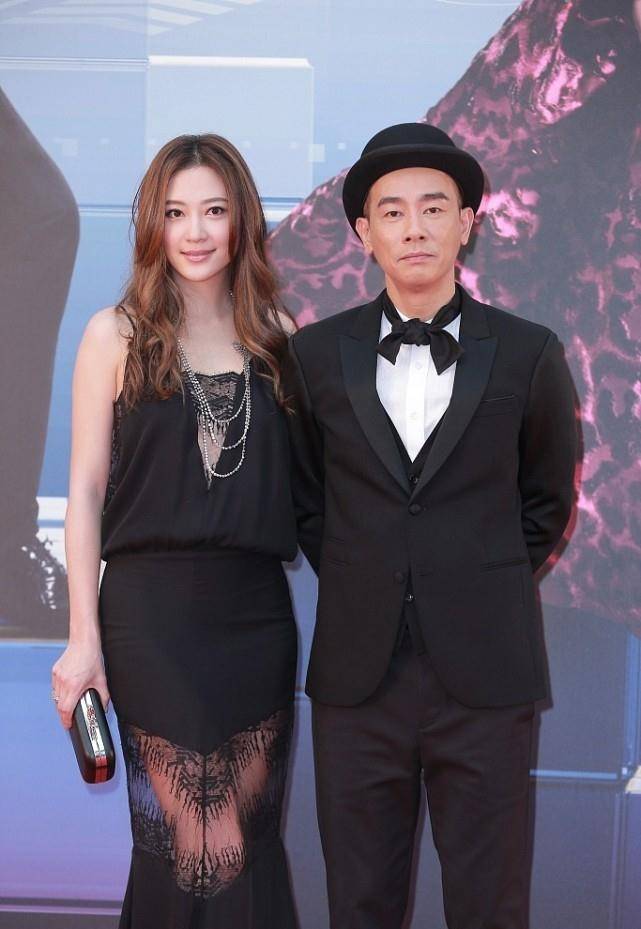 应采儿的魅力一般人真比不了,就算穿着裙子,也有一种霸气感_长裙_时尚