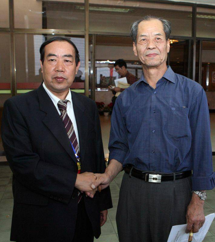 贾平凹离婚30年:他娶小护士45岁再做父亲,前妻的人生状况怎样?