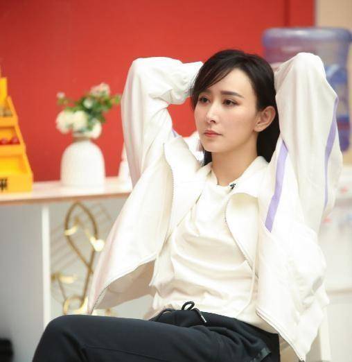 美过章子怡的"中戏校花",参加浪姐再次翻红,她才是人生大赢家_胡静真