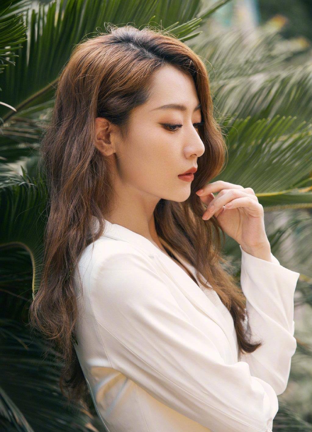 34岁白冰太漂亮了,穿白色西装酷到没朋友,超有魅力的女人_时尚_发型