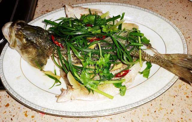 蒸鱸魚時,不要抹鹽和料酒,教你正確做法,魚肉鮮嫩無腥味_清蒸_小孩