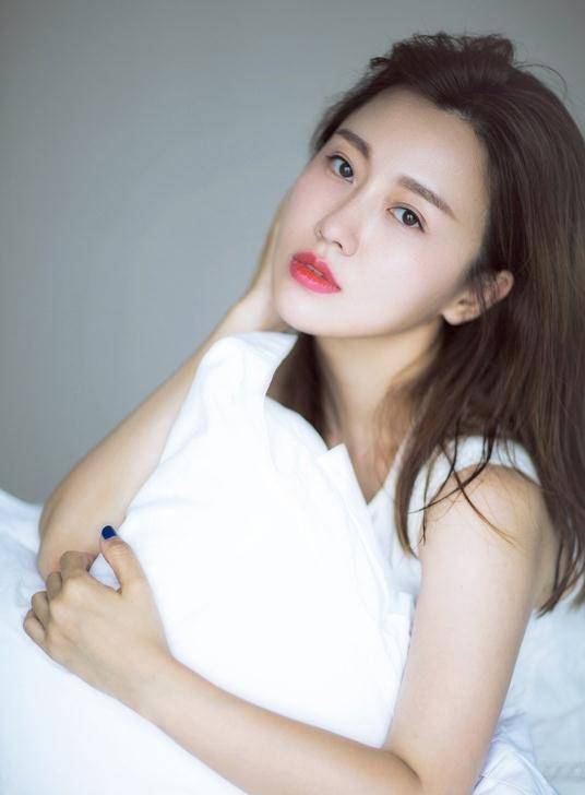 潘长江女儿潘阳素颜出镜,化妆前后差距大,穿婚纱大秀时尚身材_视频