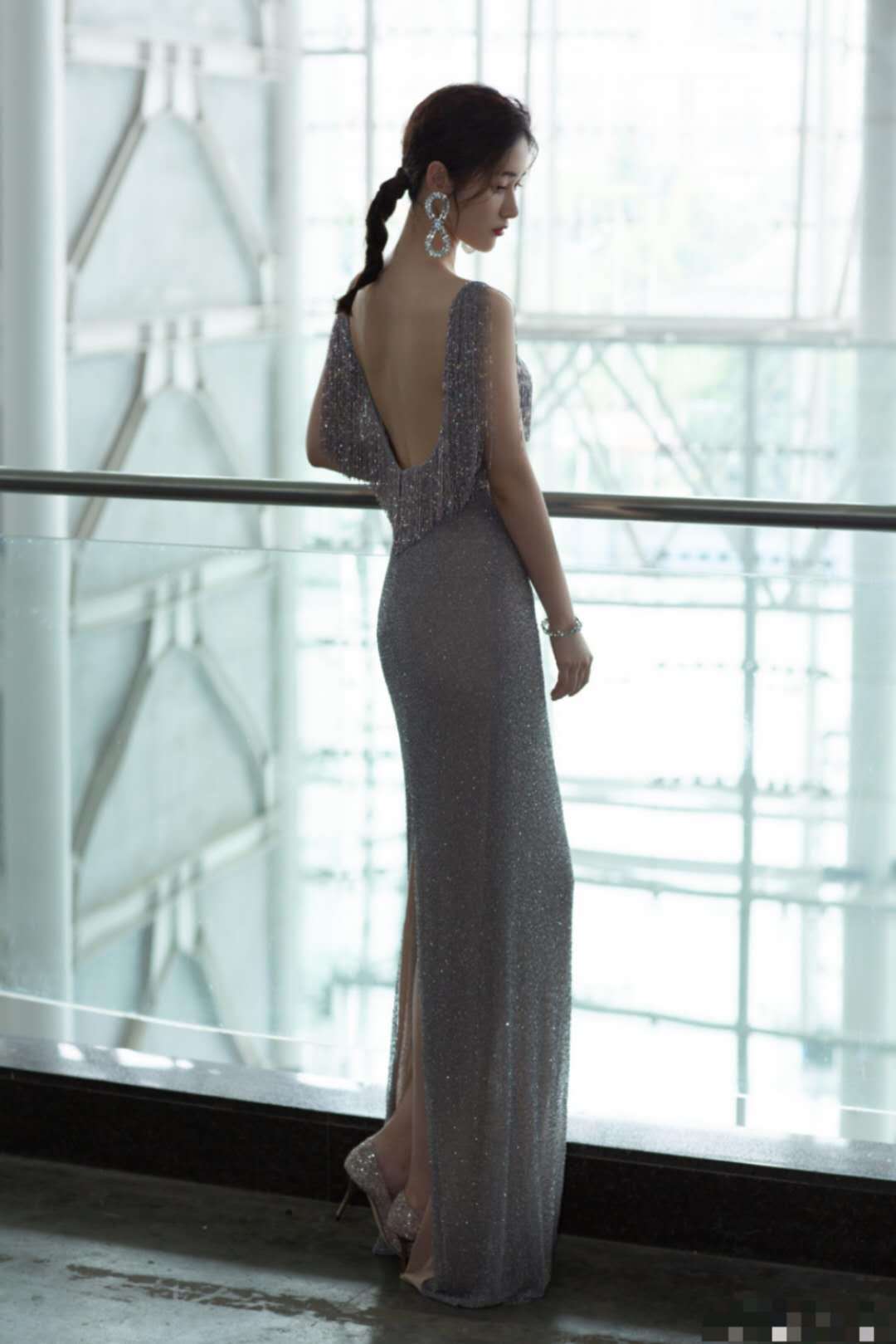 一袭流苏粉裙优雅婉约,鹅蛋脸美得有辨识度_礼服_身材_亮片