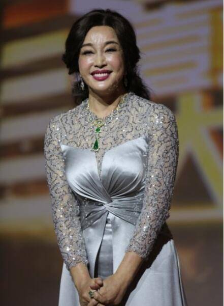 而且还涂的是那种粉色的口红,但是能够看得出来皮肤是那种松垮的样子