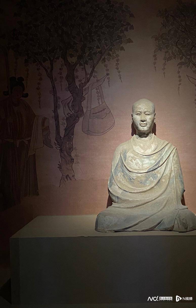 清光绪二十六年,敦煌莫高窟主持王道士发现了位于第16窟甬道北壁的此