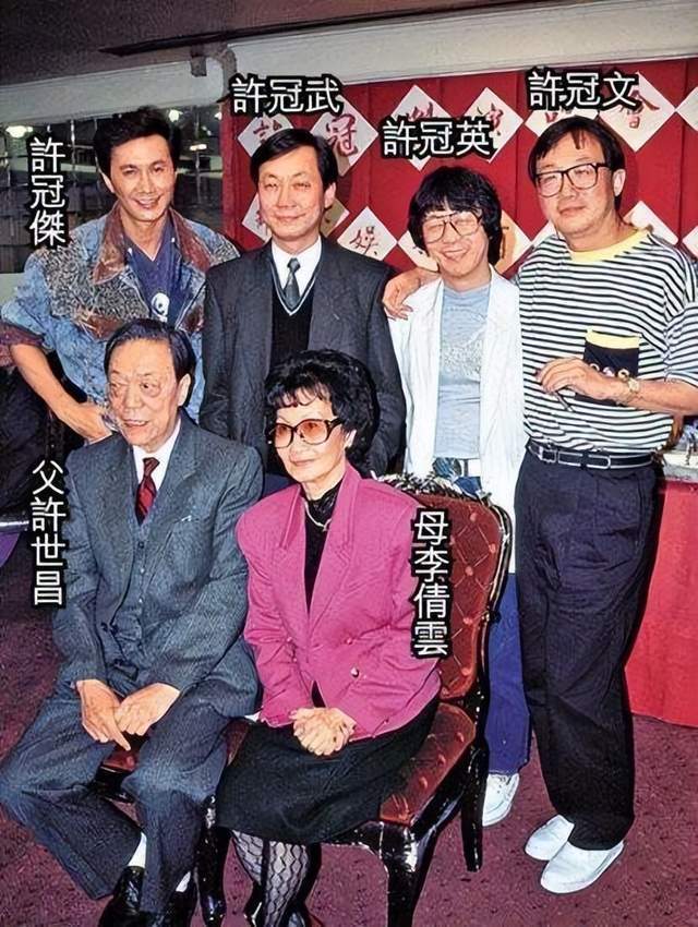 80岁许冠文携妻子外出,夫妻同框差距明显,78岁弟弟许冠武随行_郑洁英_时候_画面
