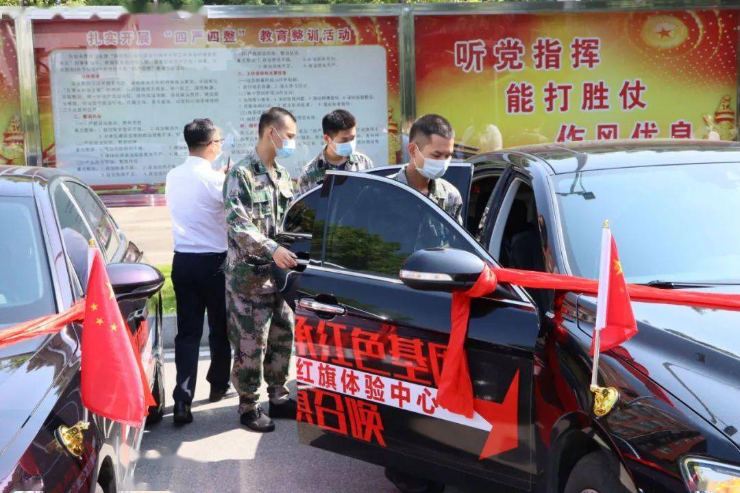 车身也被装饰一新,新入伍的新兵个个精神抖擞,整齐列队,在武装部教官