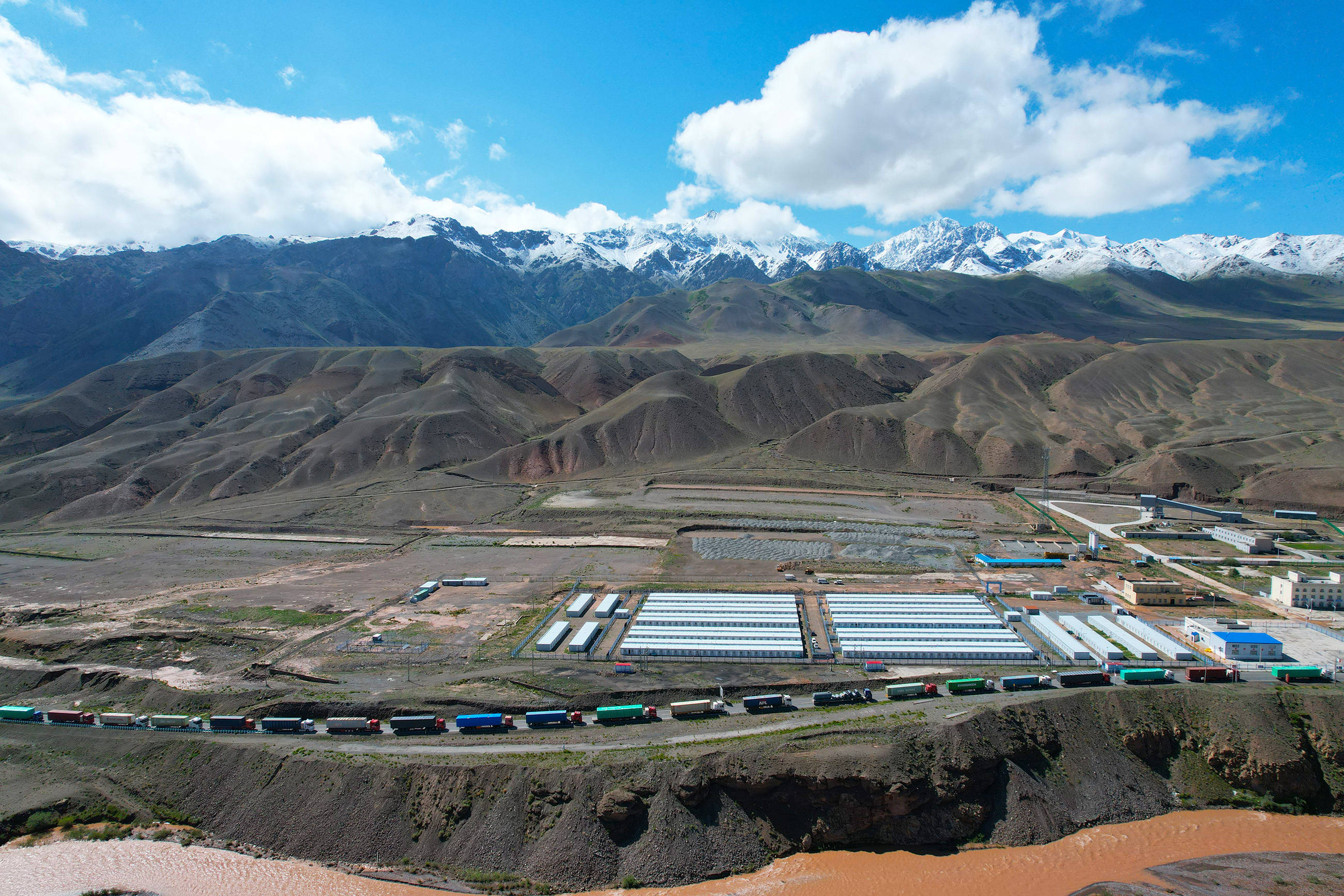 通关量创历史新高——新疆伊尔克什坦出入境边防检查站保障口岸高效