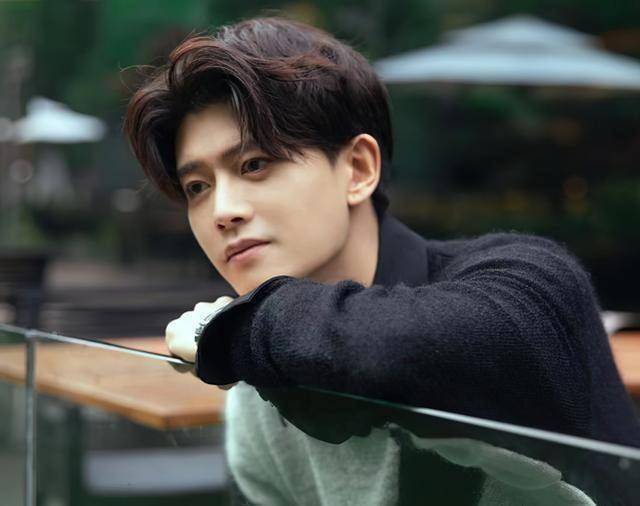 任嘉伦"儿子"长大,拥有大长腿十分霸气,撞脸鹿晗被赞初恋男神_董泽宸