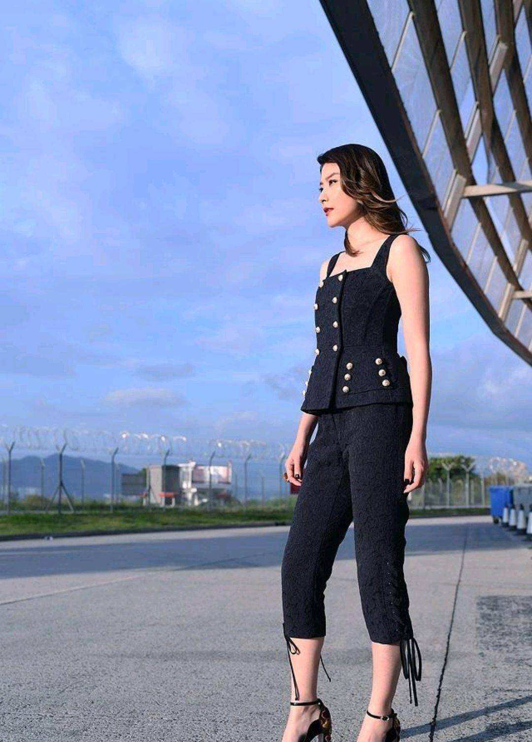 陈慧琳也太敢穿了,白色衬衫搭配"半透明"皮裤,够时尚够潮流_造型