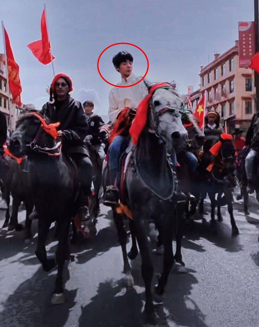 网友曝光"理塘旅游大使"丁真穿藏服盛装打扮,骑马参加理塘马术巡游