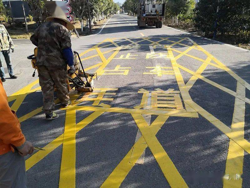 巍山重点单位"生命通道"标识划线工作收效好