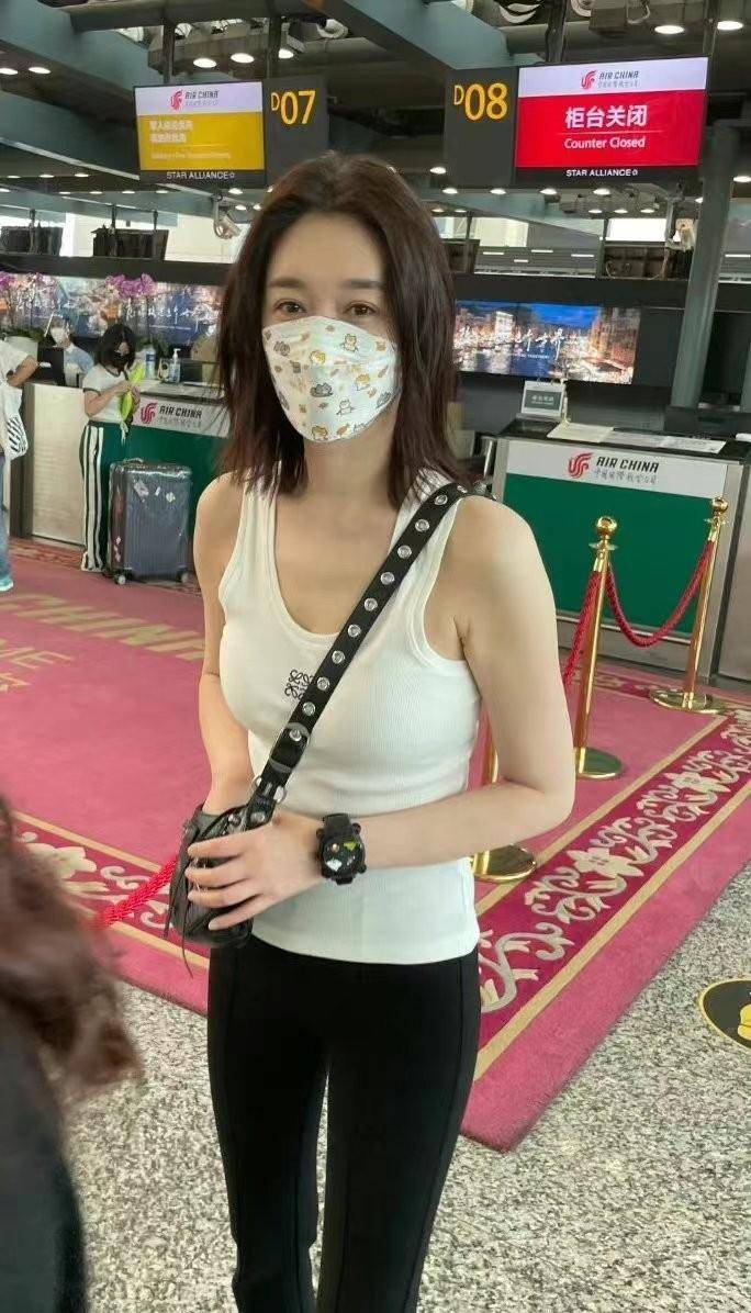 路人镜头下的李小冉,穿小背心紧身裤,身材火辣好得太不真实_造型_审美