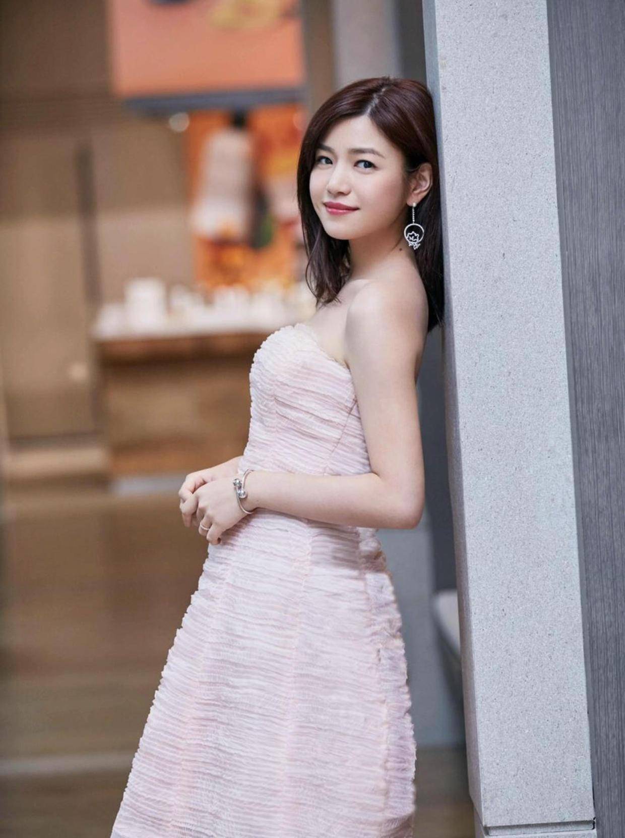 陈妍希真会穿,白衬衫外搭吊带个性十足,穿上阔腿拉长腿部线条感