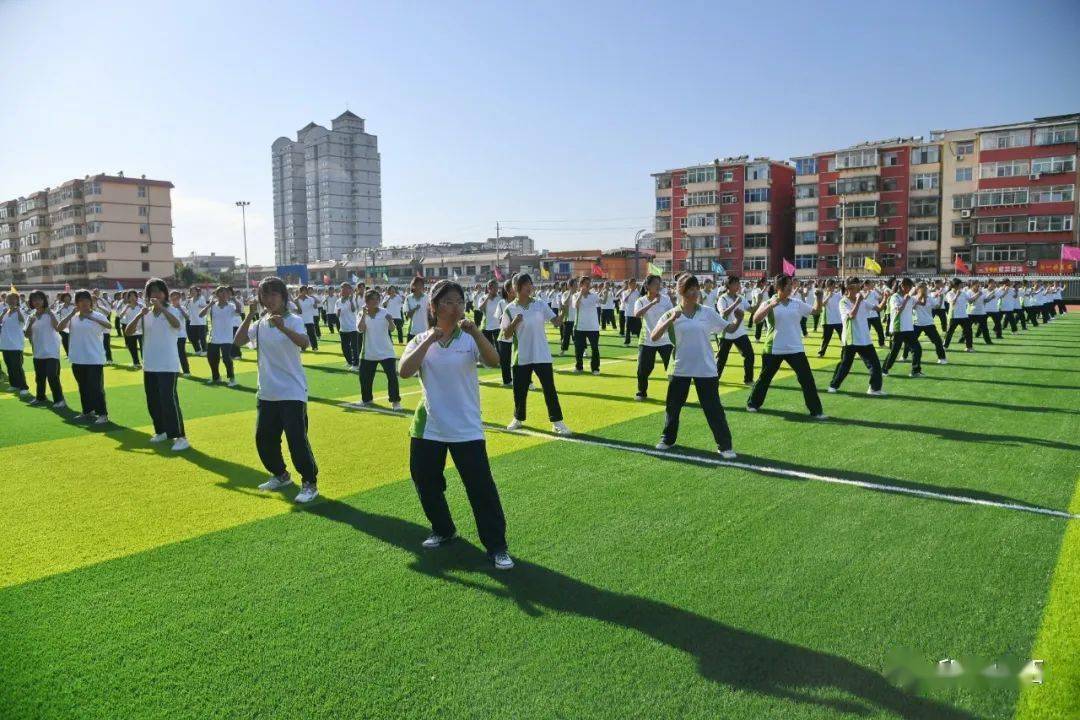 【三晋直通车】介休十中新生军训有特点 国防教育军营文化有特色_晋中