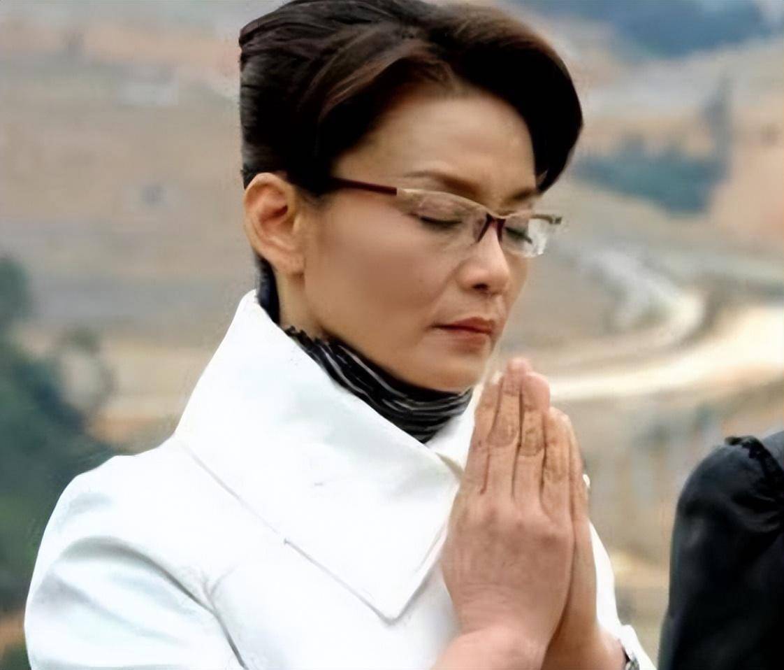 潘虹:24岁嫁人,32岁分手后不再婚,晚年皈依佛门一生无子成遗憾_母亲