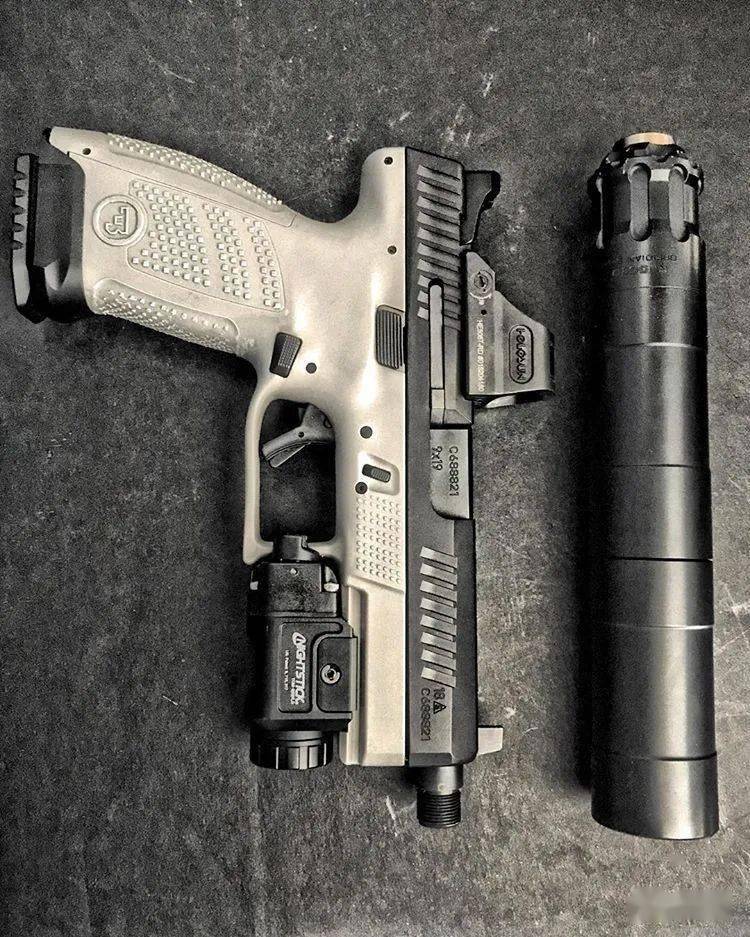 【cz p10c】牌子硬必然高品质 现代化工艺和传统枪械比到底孰优孰劣呢