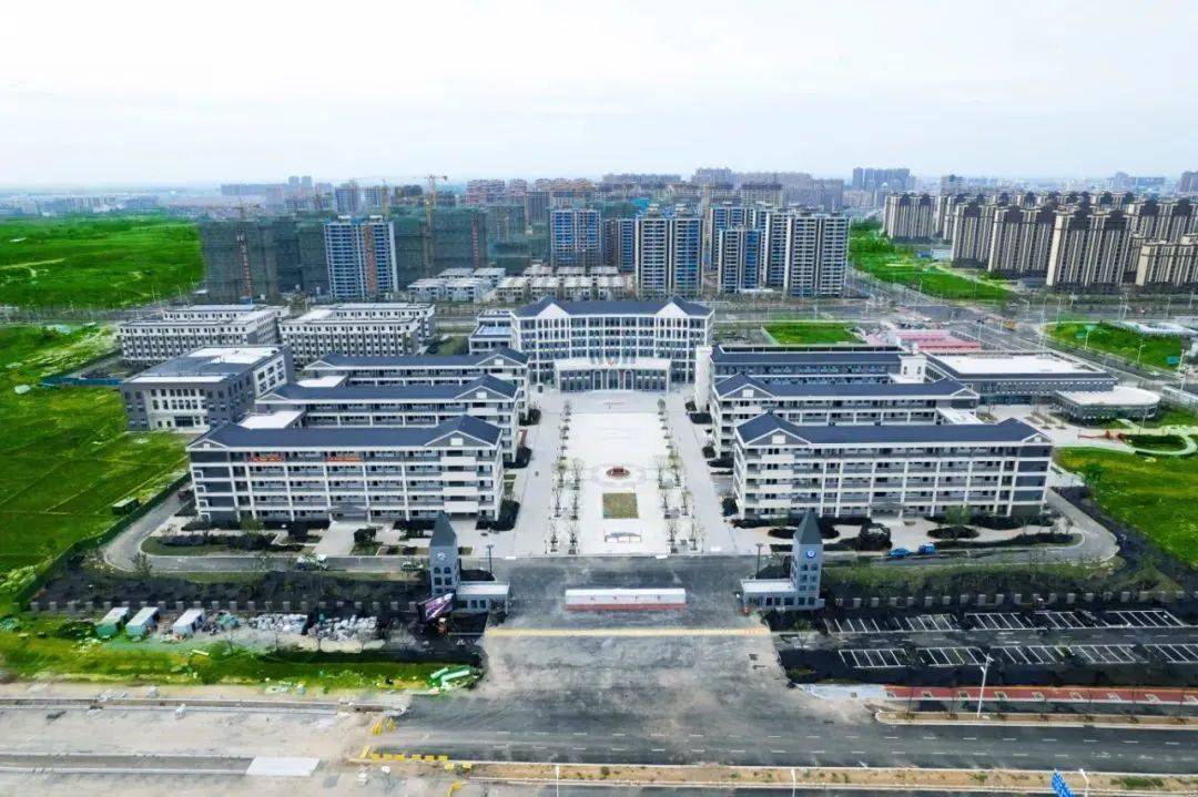 炳辉中学新校区新学期伊始,刚刚交付投入使用的炳辉中学新校区,以青