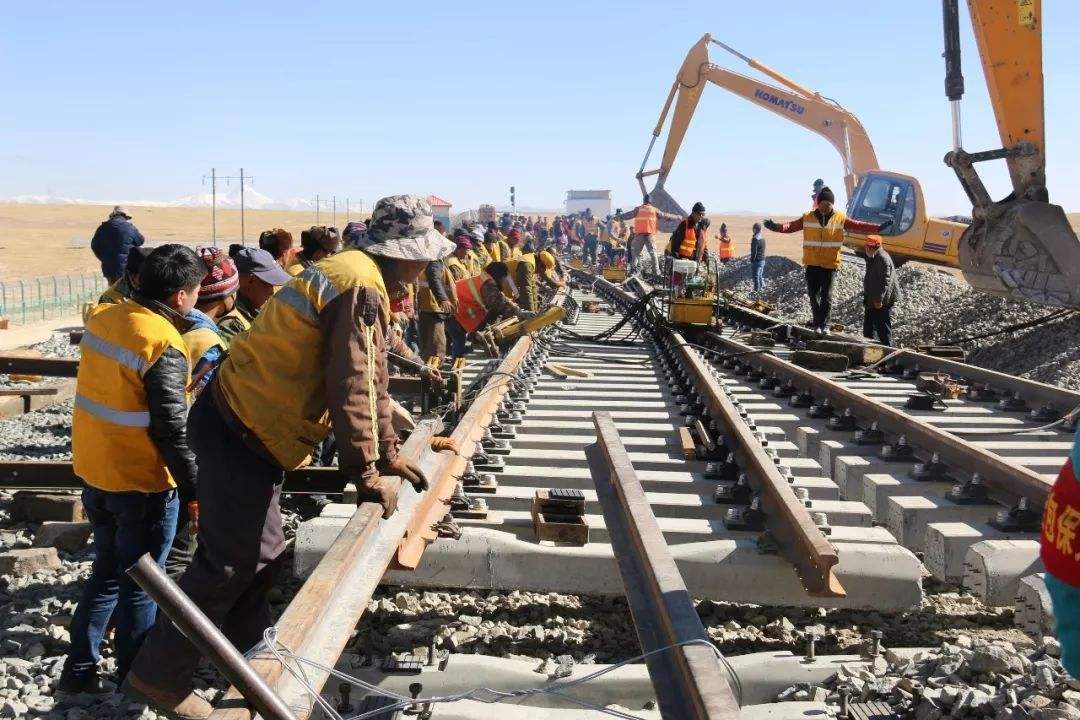 筑路工人可见在海拔三千米以上修铁路,在那个年代是多么的不容易,也得