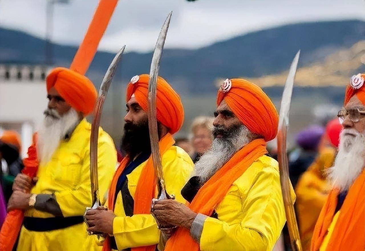 这些政策激起了莫卧儿帝国境内非穆斯林人口的激烈反抗:锡克教徒和拉