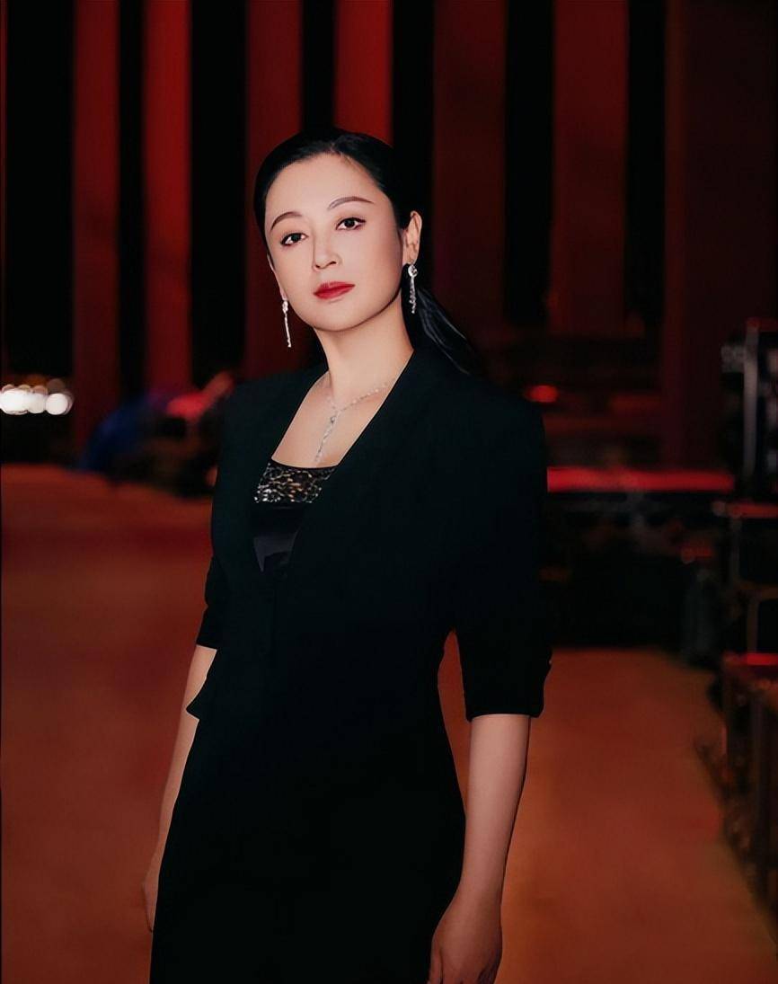 "名导太太"陈红:封杀杨幂打压谢霆锋,怀孕逼走倪萍嫁二婚陈凯歌