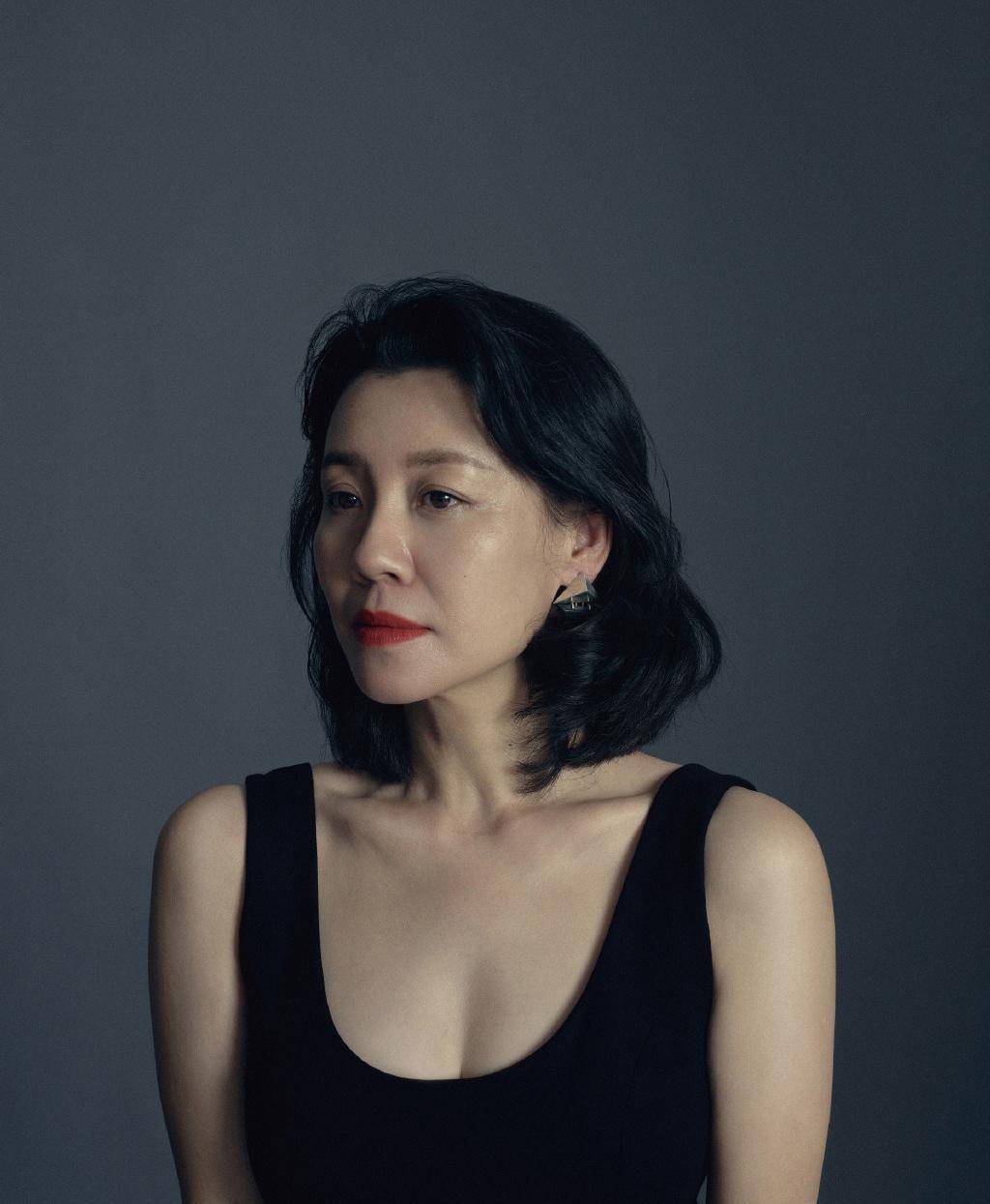 刘琳状态真好,穿黑色u型鱼尾裙出镜,配红唇锁骨发一点不像46