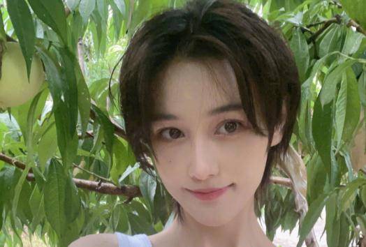 34岁张馨予晒自拍照,穿白背心搭配齐耳短发,网友说