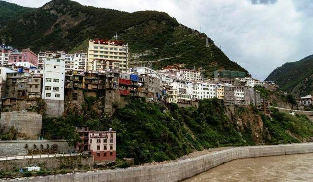 四川唯一建在悬崖上的城市，平均海拔3千米，誉为“悬崖江城”