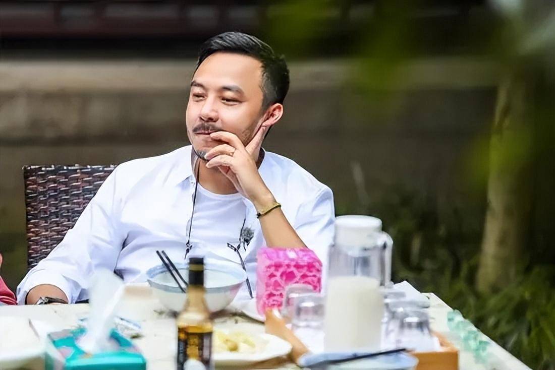 48岁汪涵近照被曝光,胡子发白尽显老态,录制节目时疲惫感很重_时候