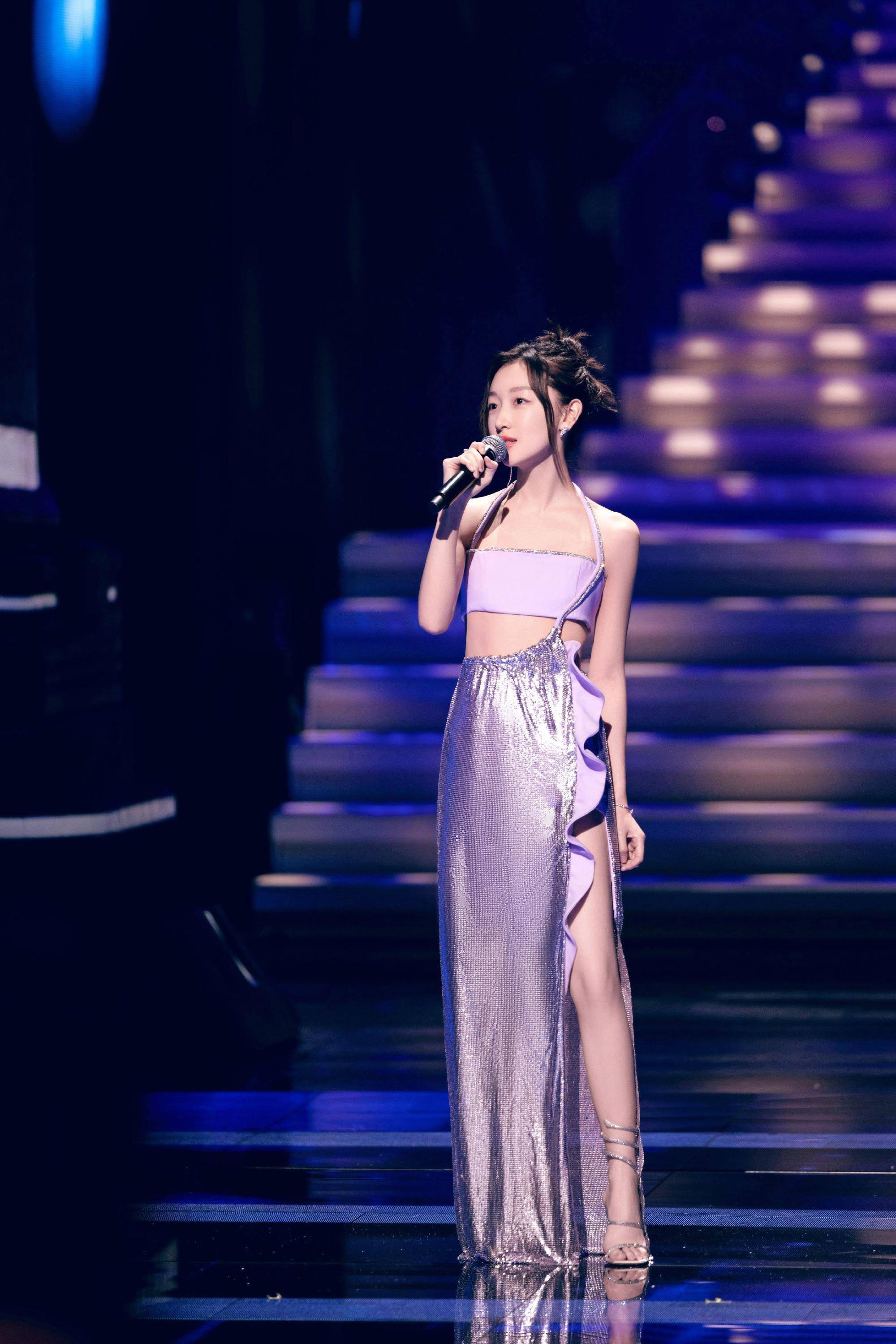 14,张艺兴冬日元气卫衣搭配15,杨千嬅16,周笔畅像菠萝吗?