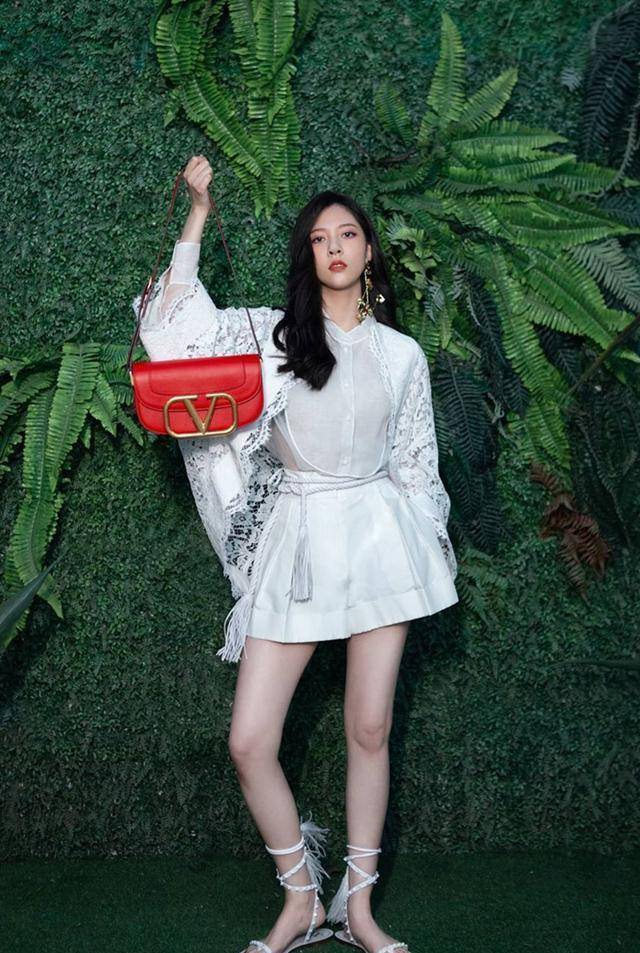 于明加身材太正点!黑色镂空裙穿出"3d"曲线,一点赘肉看不到