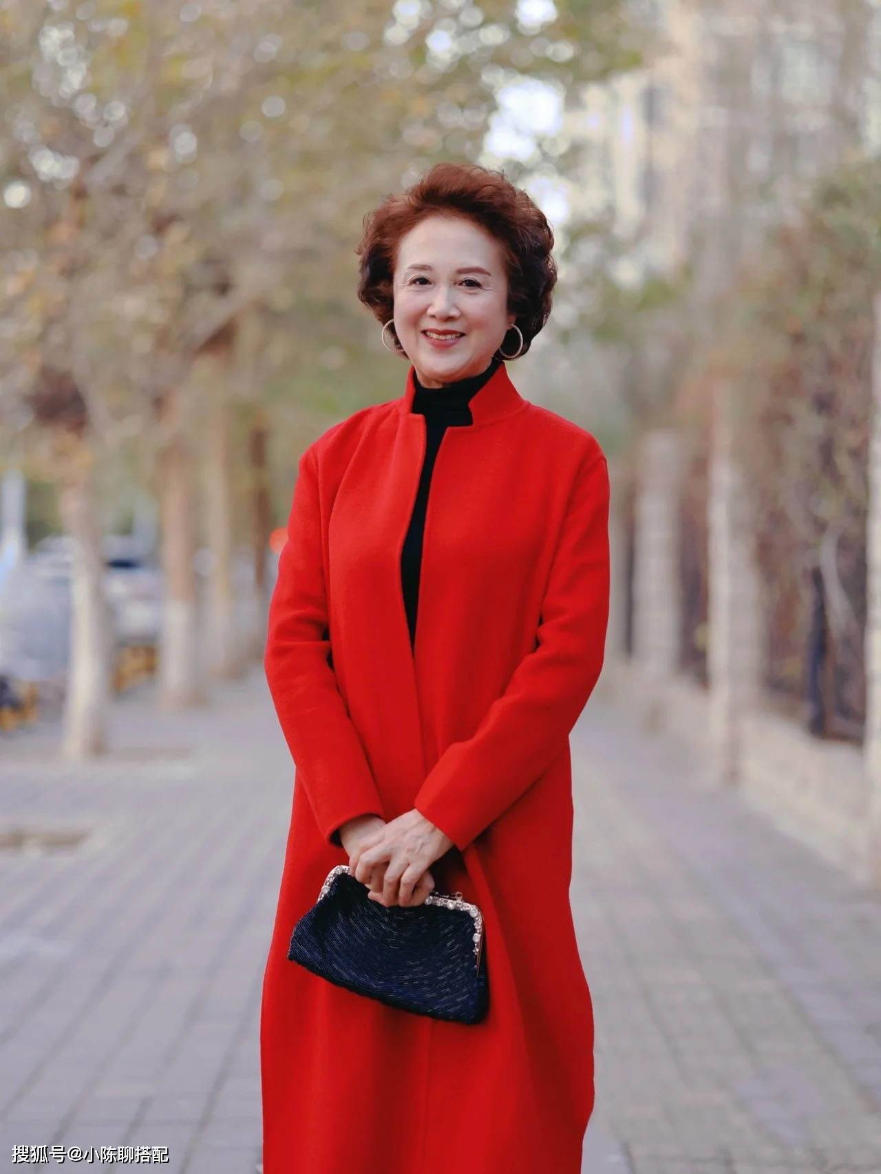 上了年纪的女人,还是穿大红大绿好看,瞧这位69岁的奶奶,真洋气_颜色