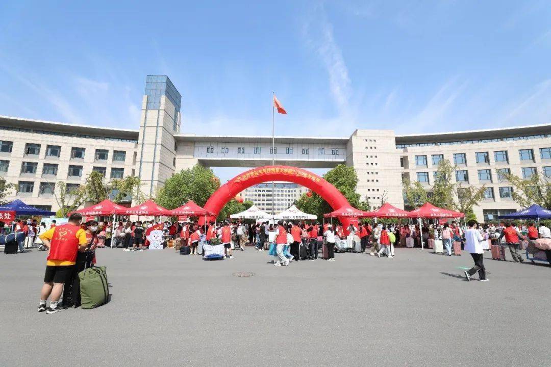 "多图 视频,带你直击河南高校迎新现场!_工作_西亚斯_校园