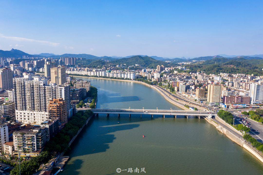 三省交界处有个韶关市，20世纪曾当过广东省会，风景迷人适合度假