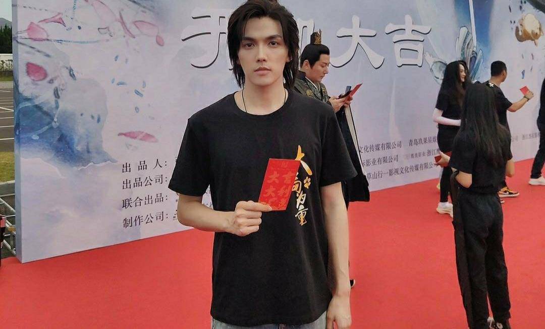 尽管在开机现场,李柄熹没有穿剧里面的戏服,而是穿着一身的休闲服