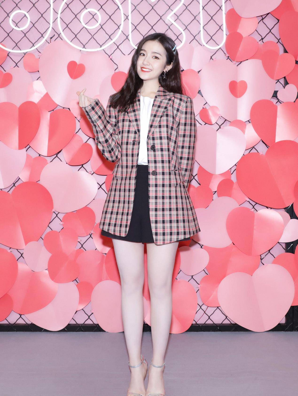 李兰迪瘦身后好会穿,格纹衬衫配热裤清凉时髦,"酒杯腿"真抢镜