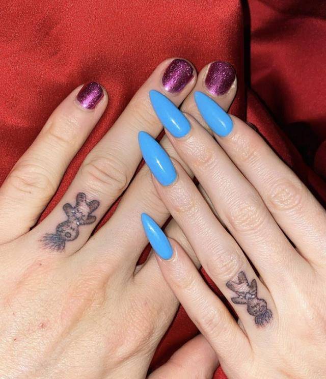 但他们做过许多让人印象深刻的故事,除了在无名指刺下情侣纹身,还送过