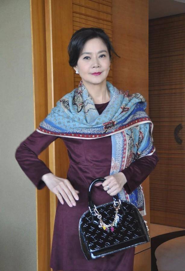 58岁"婉君"俞小凡近照,年轻时美得楚楚动人,老了也精致优雅_造型_女性