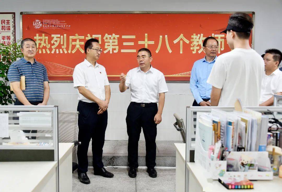 区人大常委会主任李景耀慰问涪陵职教中心老师在涪陵高级中学校